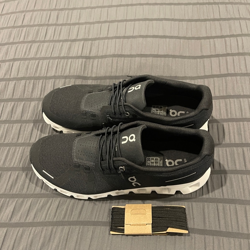 On Cloud Men's Black and White Sneakers New 10.5